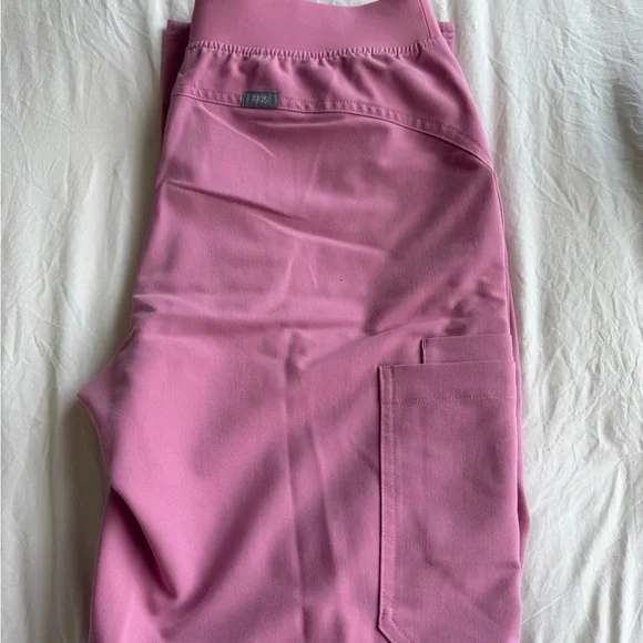 Figs Chalk Pink Kade Cargo Scrub Pants LIMITED EDITION - Picture 4 of 6